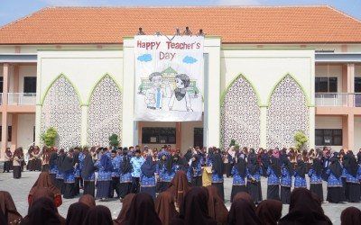 Peringatan Hari Guru Nasional 2023: Penghargaan dan Kejutan Spesial di MAN 2 Gresik